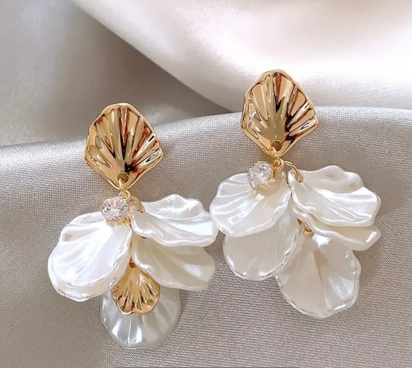 Golden color pearl earrings