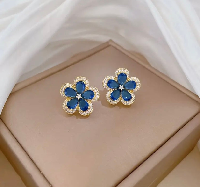 Gold colored blue flower pendant and earrings set